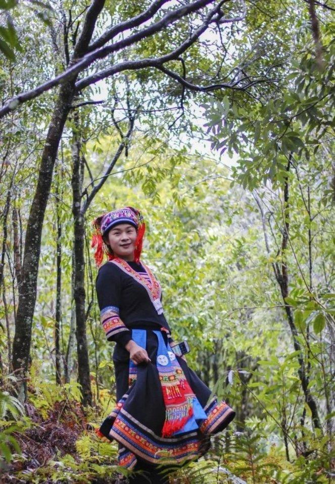 女子套圈失败，老板四次放水，是出于好心还是目的不纯？游戏画面